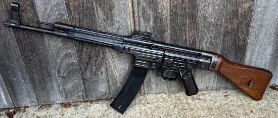 Deactivated WW2 German Mp44 assault rifle